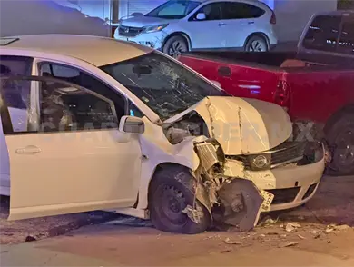 Se estampa automóvil en la fachada de local Se estampa automóvil en la fachada de local