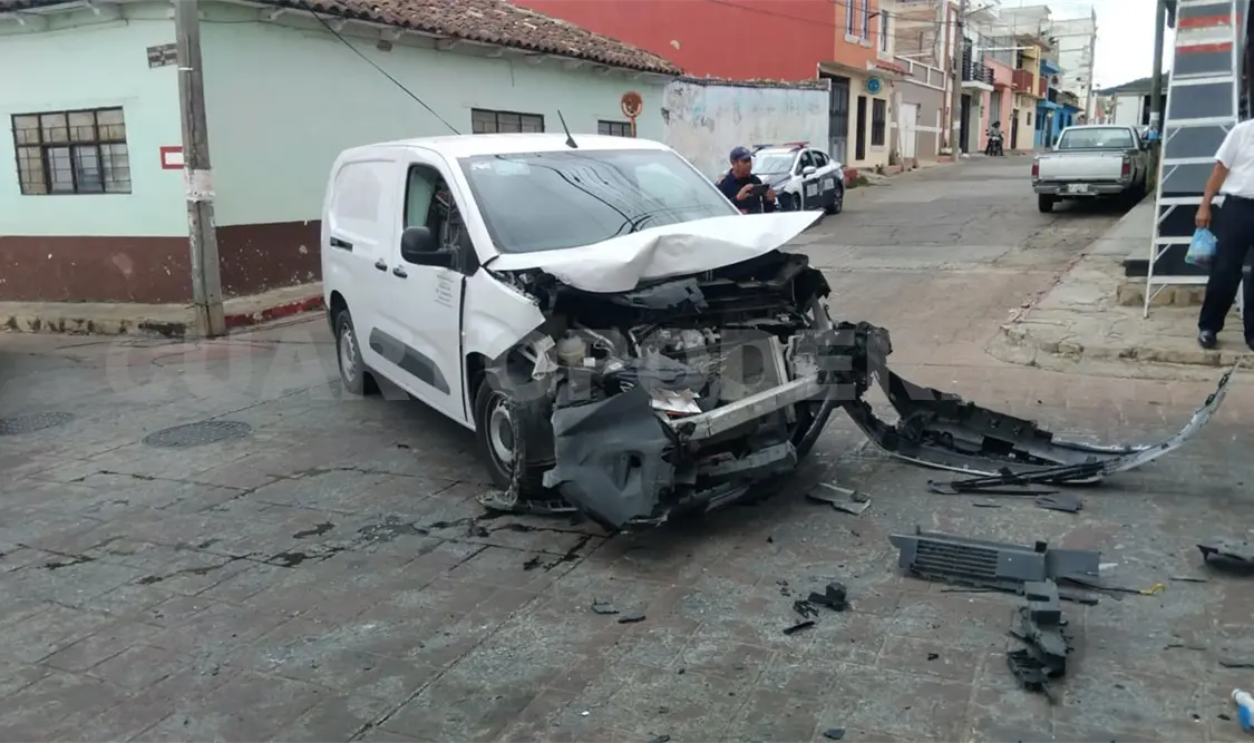 La furgoneta quedó completamente destrozada de la parte frontal. Juan Orel / CP