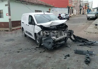 Furgoneta embiste a combi en cruce de avenida y calle Furgoneta embiste a combi en cruce de avenida y calle