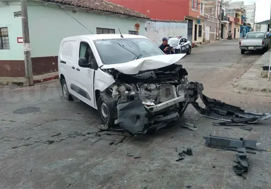 Furgoneta embiste a combi en cruce de avenida y calle Furgoneta embiste a combi en cruce de avenida y calle