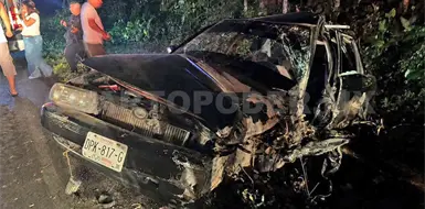 Lo rescatan al quedar atrapado tras choque Lo rescatan al quedar atrapado tras choque