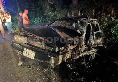 Lo rescatan al quedar atrapado tras choque Lo rescatan al quedar atrapado tras choque