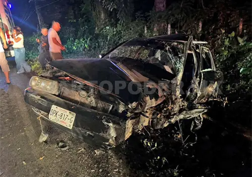 Lo rescatan al quedar atrapado tras choque