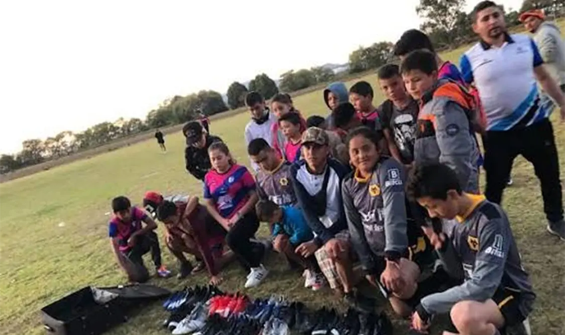 Equipo infantil de futbol llega a México tras sismo