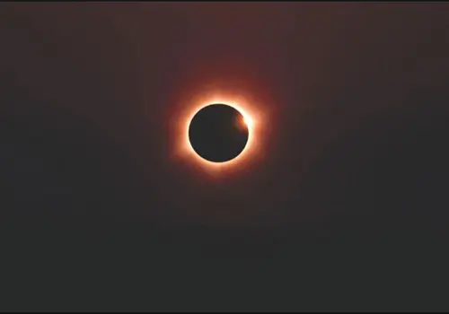 Eclipse solar cautiva a miles de personas