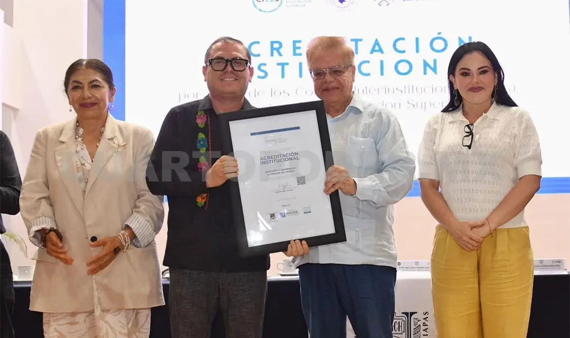 El coordinador general de los CIEES, Miguel Ángel Tamayo, hizo entrega de la distinción al rector Oswaldo Chacón Rojas. CP