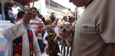 Fieles acuden a la iglesia junto con sus mascotas