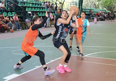 Mustangs y Halcones brillan en duelo formativo