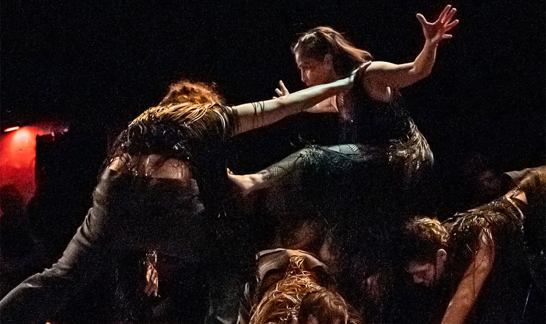La coreografía desafía la mirada del espectador para hacerlo parte del acontecimiento. Cortesía