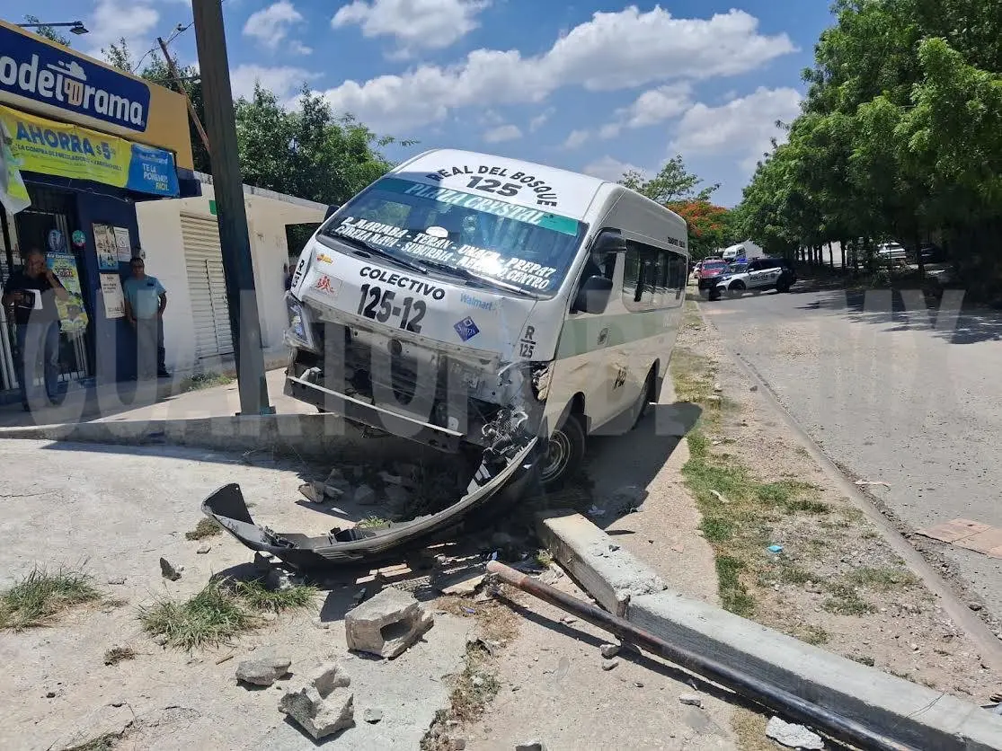 Colectivero sufre convulsión y se estrella en anuncio
