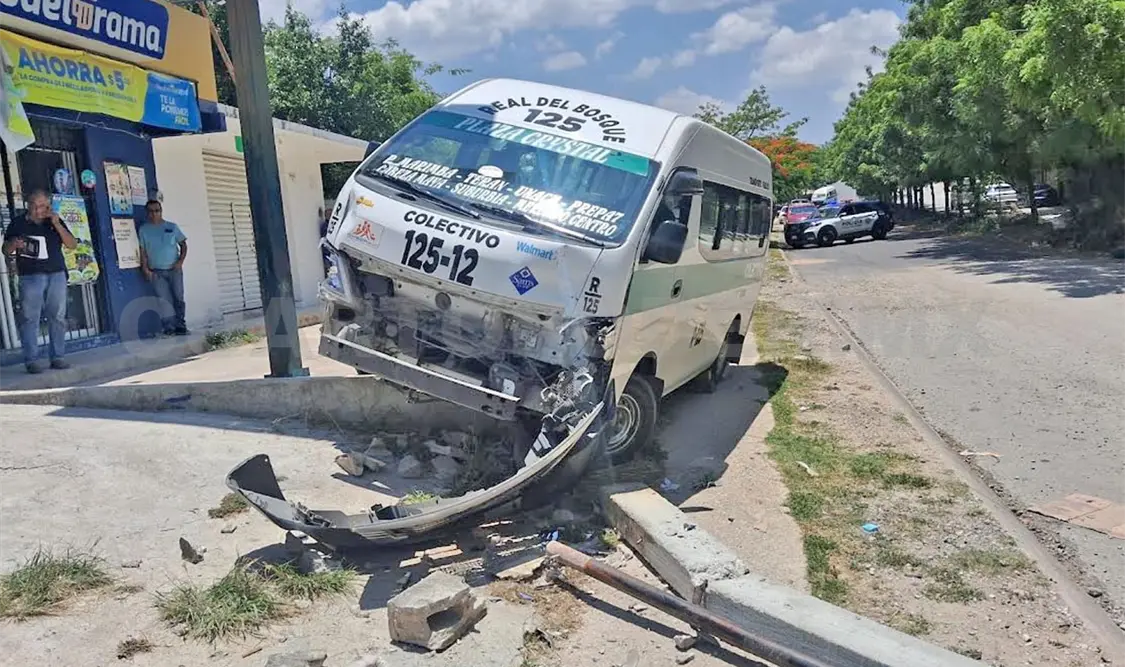 El chofer del colectivo, luego de sufrir las convulsiones, acabó chocando contra el anuncio. Ulises Villalobos / CP