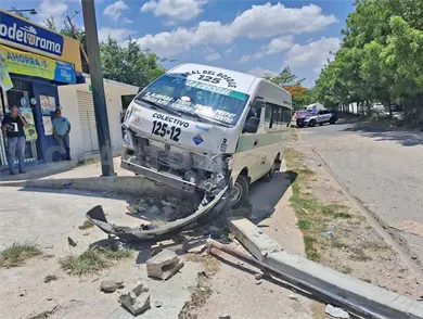 Colectivero sufre convulsi&oacute;n y se estrella en anuncio