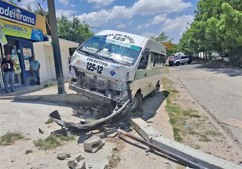 Colectivero sufre convulsi&oacute;n y se estrella en anuncio