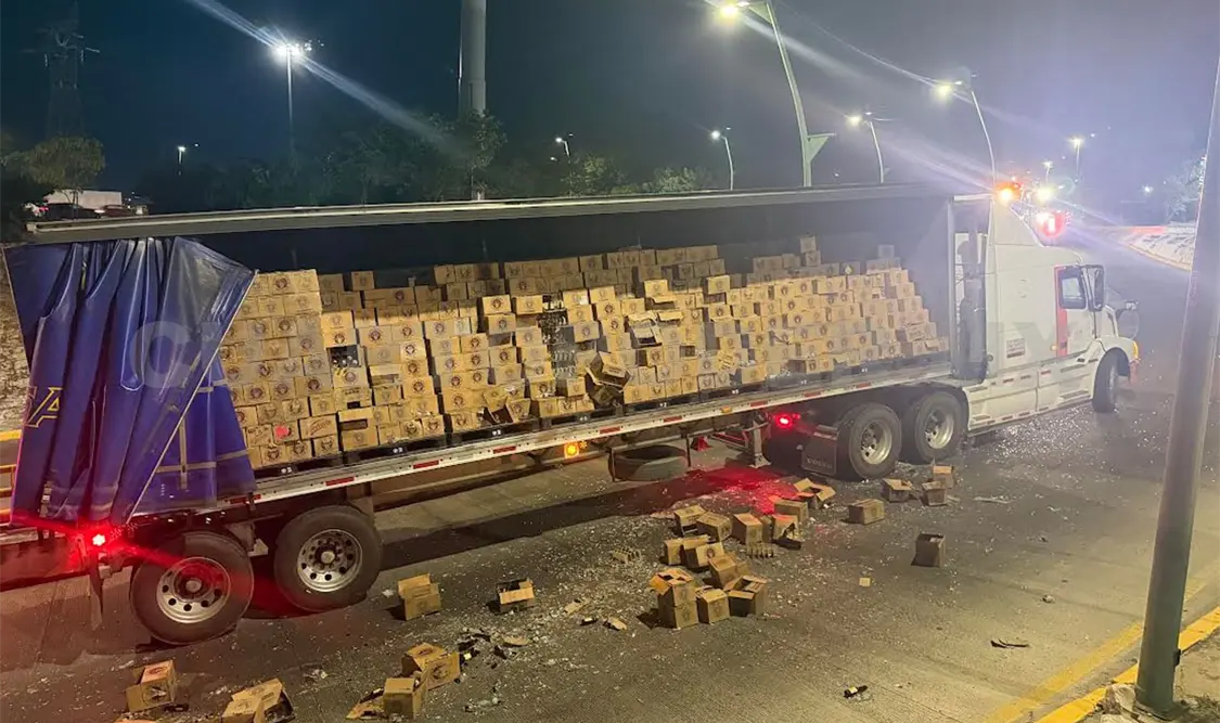 Las cajas de cerveza “se movieron” desde el interior y se salieron del tráiler. Ulises Villalobos / CP