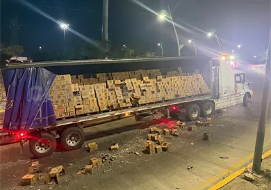 Tira tráiler carga de cerveza sobre el libramiento Norte Tira tráiler carga de cerveza sobre el libramiento Norte