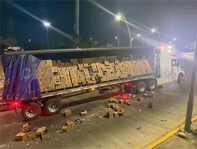 Tira tr&aacute;iler carga de cerveza sobre el libramiento Norte
