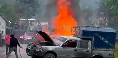 Se incendia camioneta dentro de taller mecánico Se incendia camioneta dentro de taller mecánico