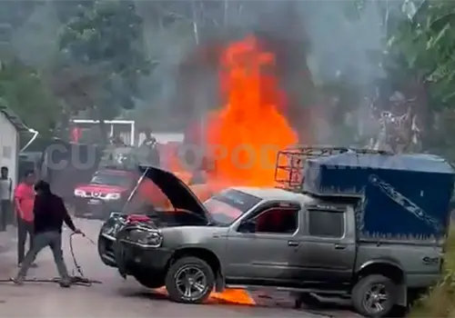 Se incendia camioneta dentro de taller mec&aacute;nico
