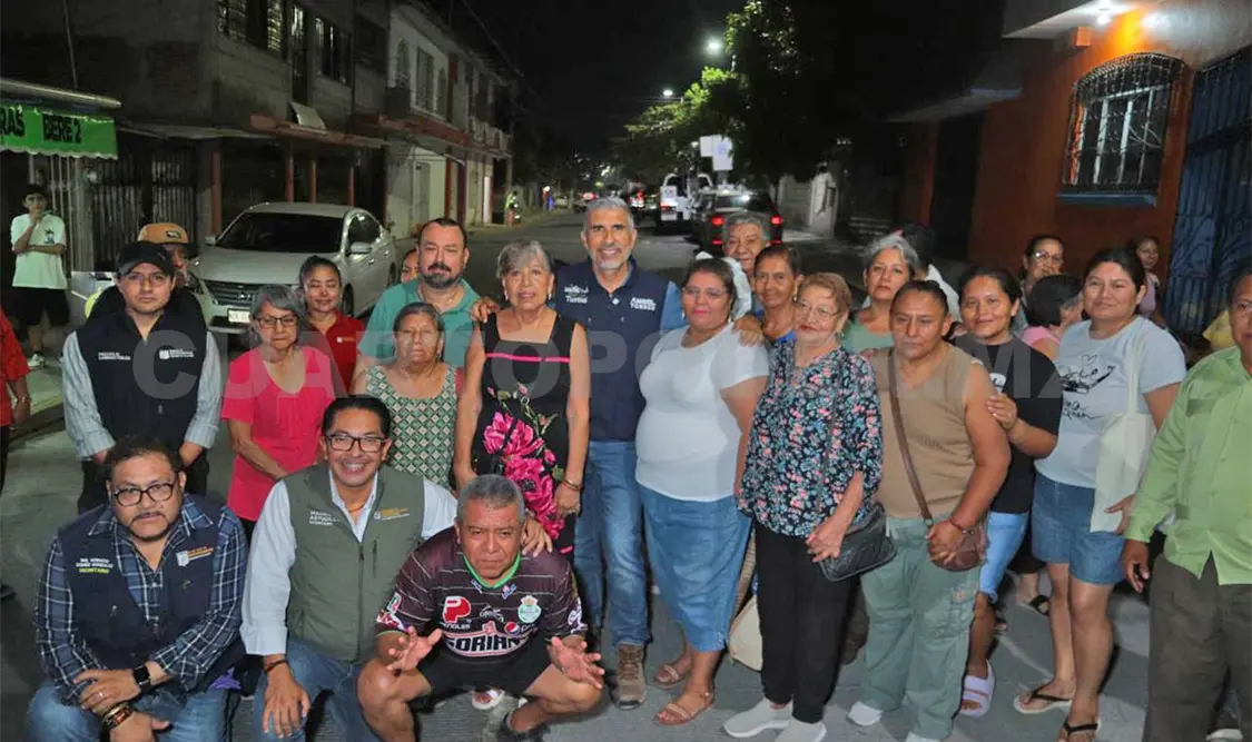 El alcalde Ángel Torres y las y los habitantes de la zona activaron las luminarias en un acto protocolario. CP
