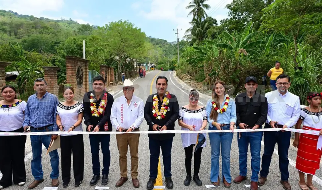 También entregó la pavimentación de la avenida Central 5 de Mayo entre prolongación Hidalgo y calle Constitucional. CP