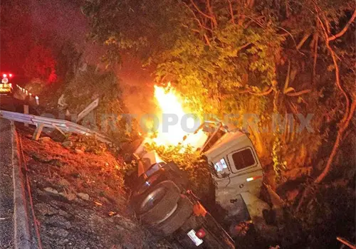 Vuelca un tractocami&oacute;n y chofer se salva de milagro