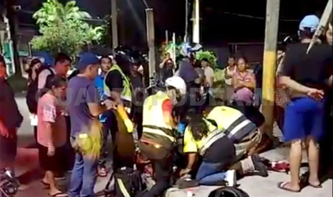 Paramédicos auxiliaron al sujeto, quien permanecía inconsciente después de sufrir el violento choque. Cortesía