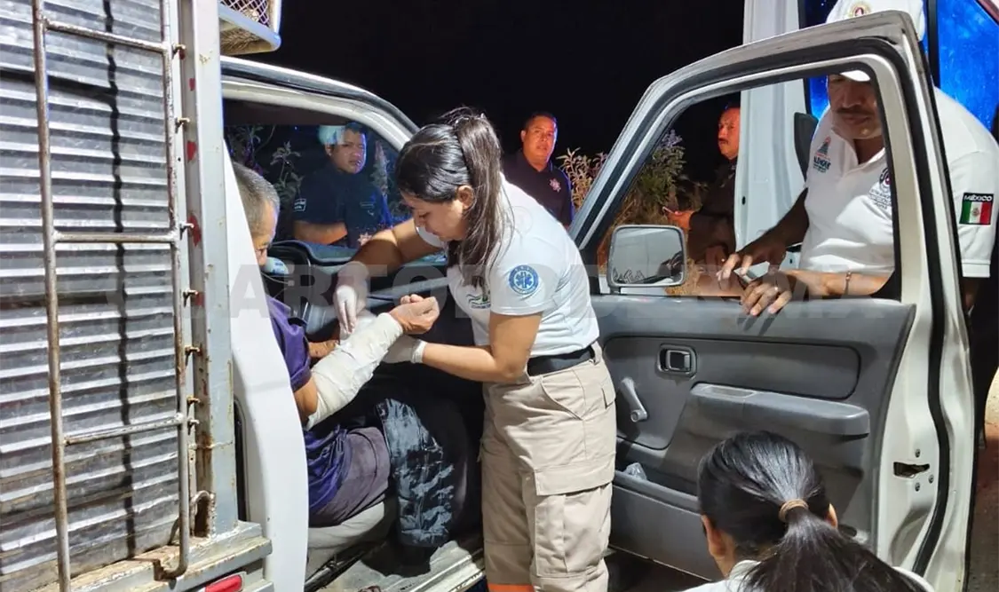 Paramédicos auxiliaron al adulto mayor, quien presentó laceraciones; fue necesario hospitalizarlo. Genaro Sánchez / CP