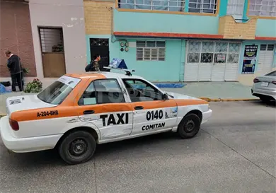 Camioneta embiste a taxi al pasarse el alto Camioneta embiste a taxi al pasarse el alto