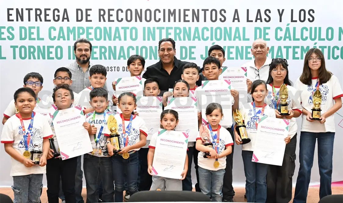 Estuvieron presentes los alumnos galardonados, madres y padres de familia, así como maestras y maestros. CP