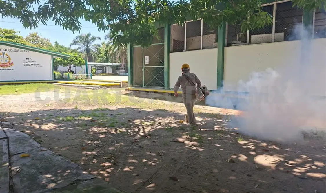 Piden a los padres de familia y directivos coordinar acciones para mantener a los planteles libres de criaderos de mosquitos. Rafael Victorio / CP