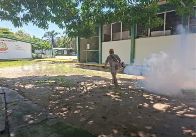Fumigan escuelas antes del inicio de clases Fumigan escuelas antes del inicio de clases