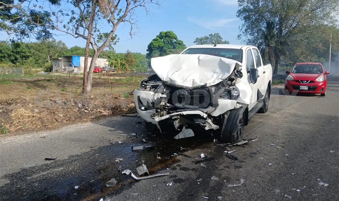 Las dos camionetas quedaron severamente dañadas por el choque frontal por el intenso humo en la zona. Genaro Sánchez / CP