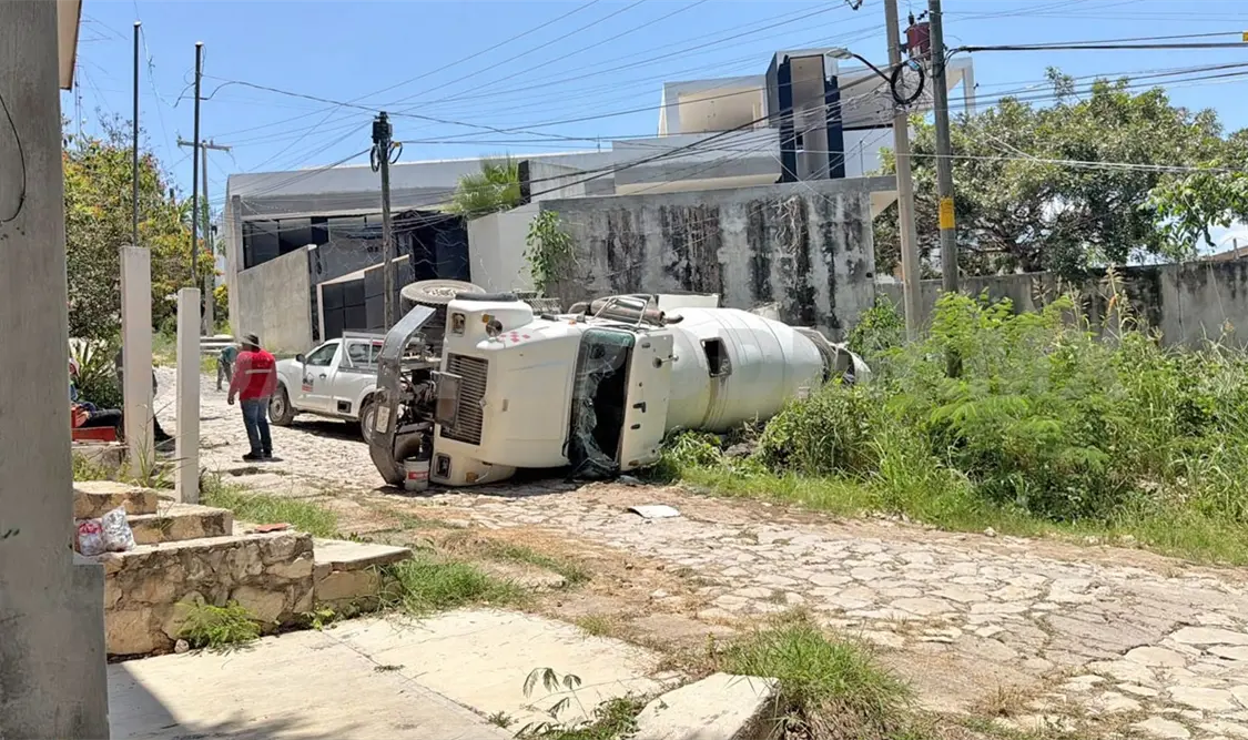 La revolvedora se accidentó sobre la calle Romeo A. Rodríguez y bloqueó por completo la circulación. Ulises Villalobos / CP
