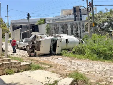Revolvedora bloquea por horas una calle Revolvedora bloquea por horas una calle