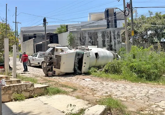 Revolvedora bloquea por horas una calle Revolvedora bloquea por horas una calle