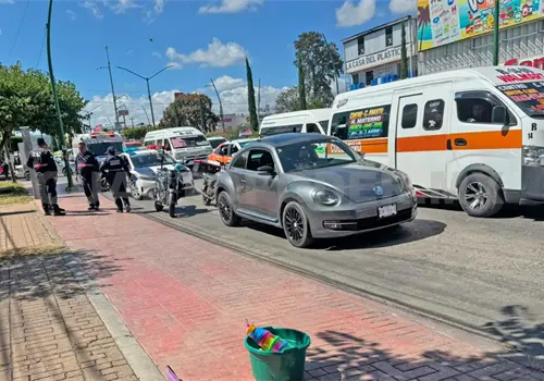 Automovilista embiste a una menor en bulevar