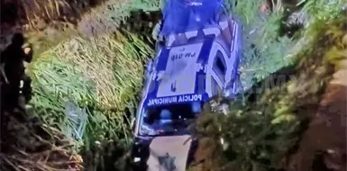 Patrulla se accidenta al caer a un barranco Patrulla se accidenta al caer a un barranco