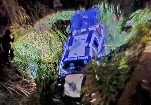 Patrulla se accidenta al caer a un barranco