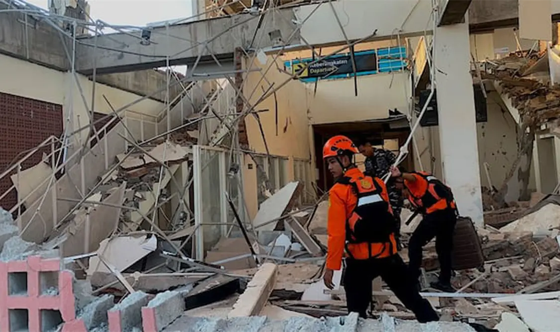 Al menos 47 muertos y estructuras colapsadas por terremoto de magnitud 7.7 en costas de Indonesia. Cortesía
