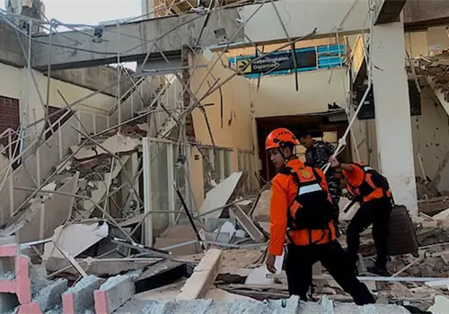 Dos fuertes sismos sacuden a Indonesia; casi 50 muertos