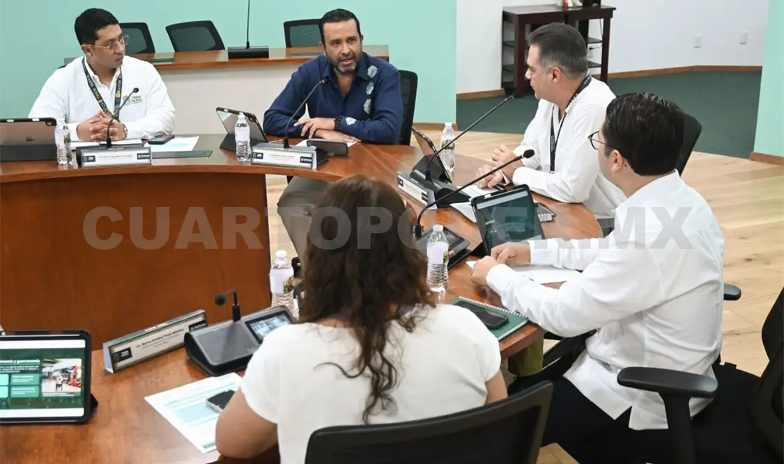 Segundo Guillén sostuvo una reunión de trabajo con el director general del Tren Maya, Manuel Ramírez. Cortesía