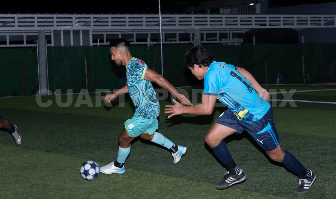 Los jugadores de Asisstel festejaron después de completar una destacada actuación en el partido decisivo. Alan Pola/CP