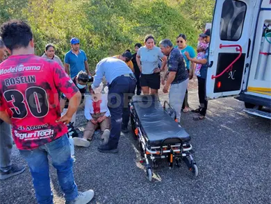 Se accidentan motoristas al atropellar a un perro Se accidentan motoristas al atropellar a un perro