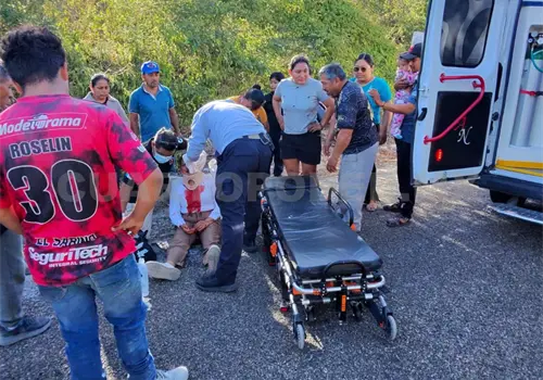 Se accidentan motoristas al atropellar a un perro