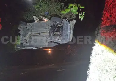 Por presunta invasi&oacute;n de carril se va a un barranco
