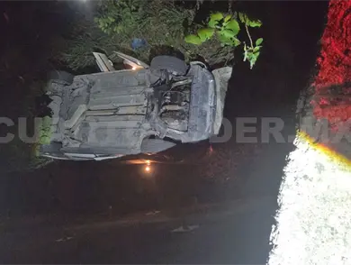 Por presunta invasión de carril se va a un barranco Por presunta invasión de carril se va a un barranco