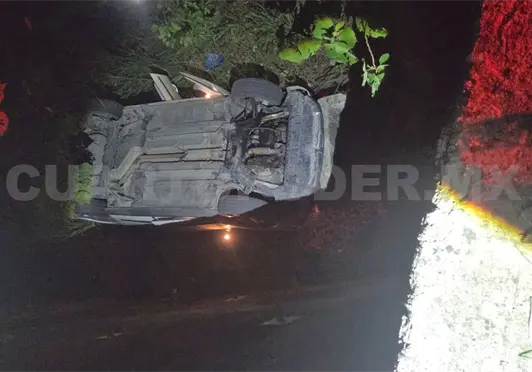 Por presunta invasión de carril se va a un barranco Por presunta invasión de carril se va a un barranco