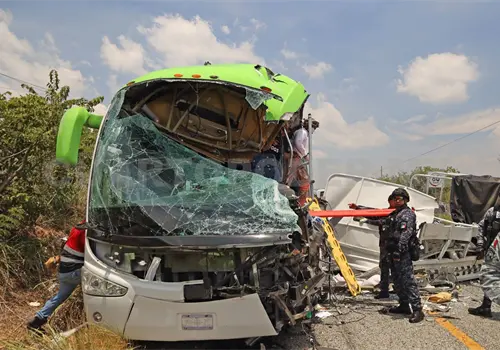 Colisi&oacute;n fatal: un menor muerto y 22 lesionados
