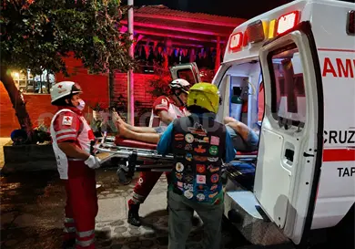 Cae en malla electrificada en el patio de su vivienda