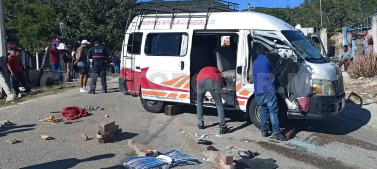 Una combi tuvo una falla mecánica en los frenos, atropelló a una joven y posteriormente quedó recostada. Hubo dos muertos. Juan Orel / CP